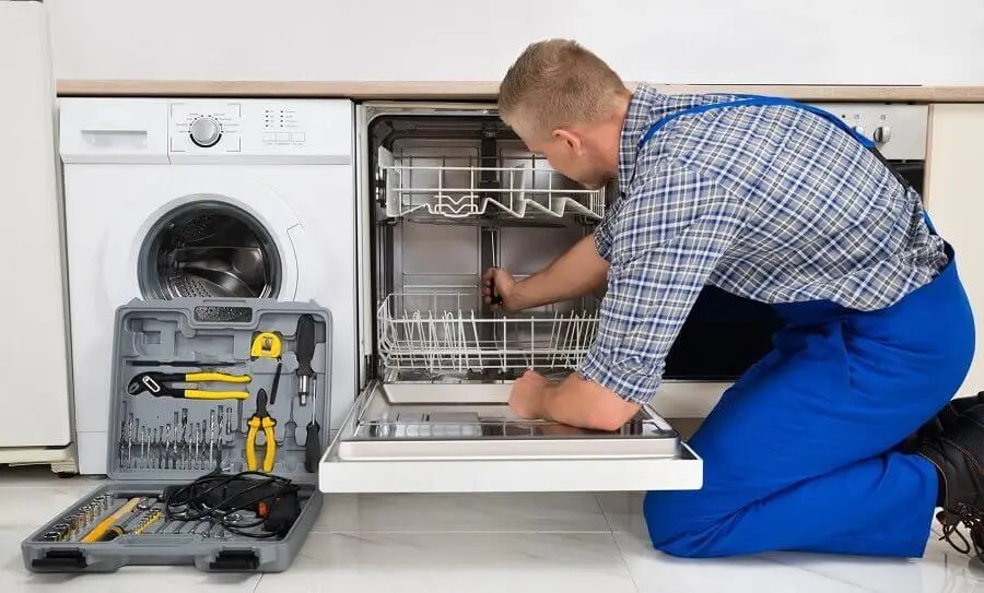 Tire Esty servisi teknisyen ekibi beyaz eşya tamiri yaparken